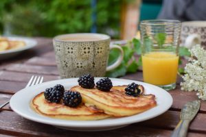 pancakes accompagnés de mûres