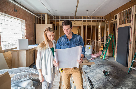 couple avec les plans de leur future maison