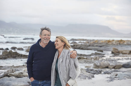 couple de seniors devant la mer