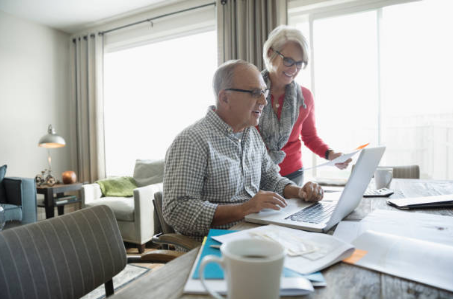 couple de seniors devant ordinateur