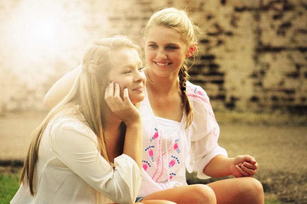 Deux adolescentes souriantes