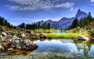 vue sur les dolomites depuis un lac