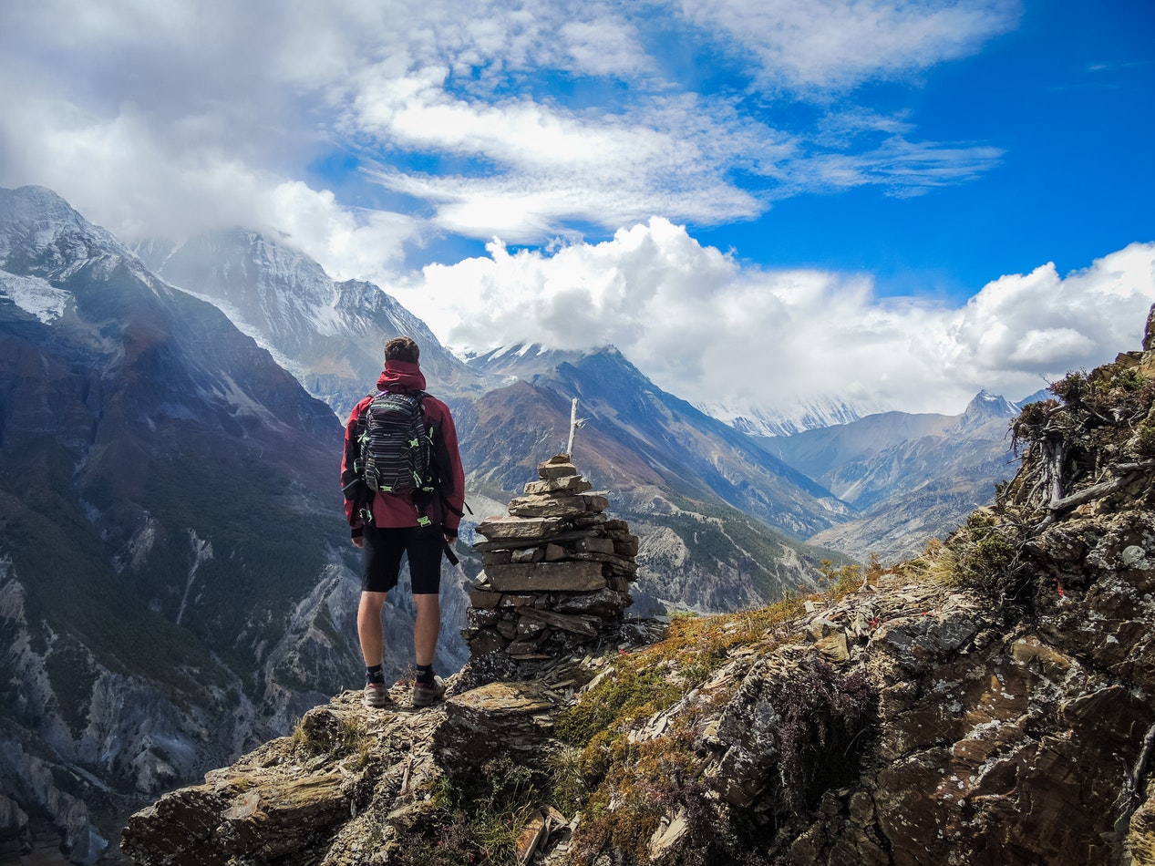 Randonneur au sommet d'une montagne après un trek