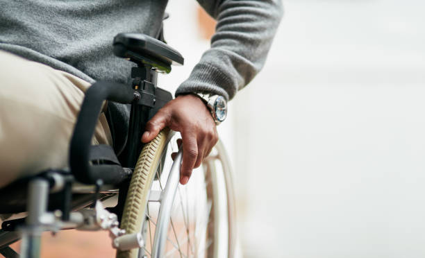 Jeune homme paraplégique dans un fauteuil roulant