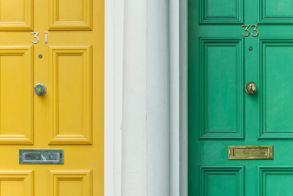 Portes d'entrée jaune et verte