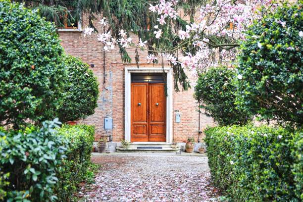 Porte d'entrée en bois avec jardin fleuri