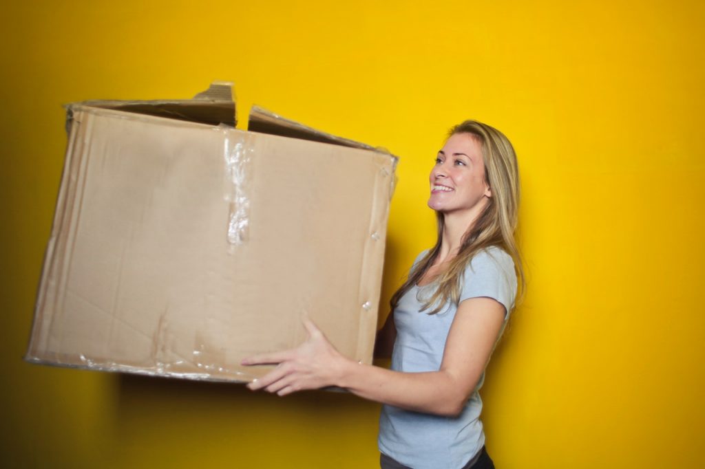 Femme qui tient un carton