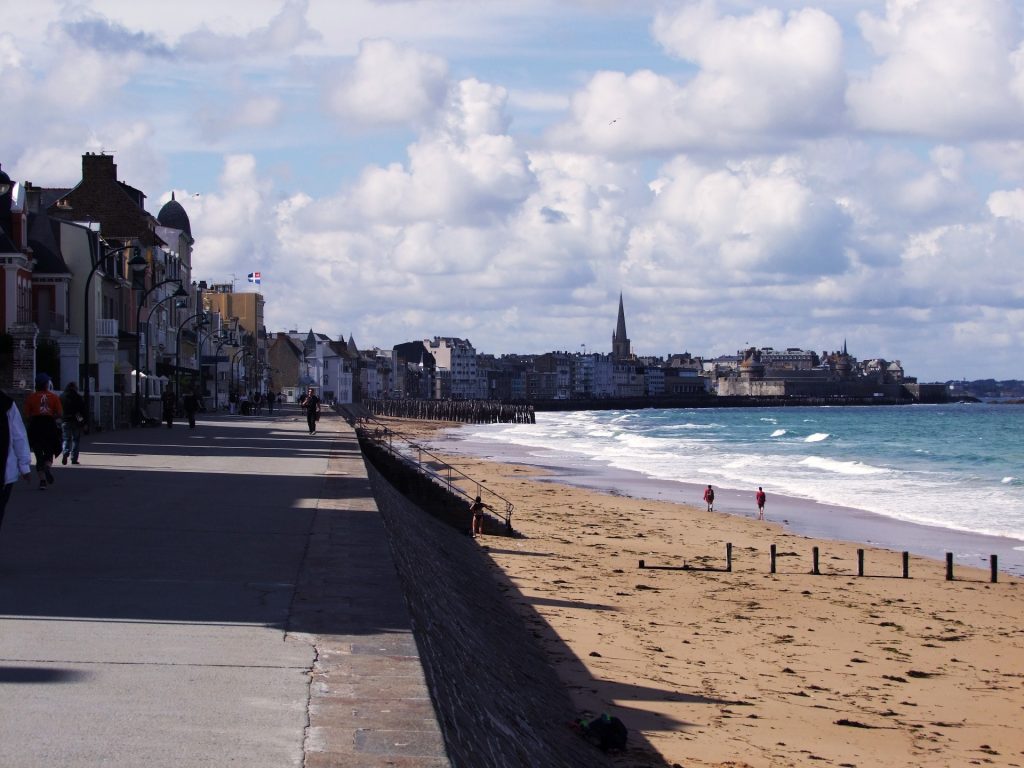 La promenade de Saint Malo à marée basse