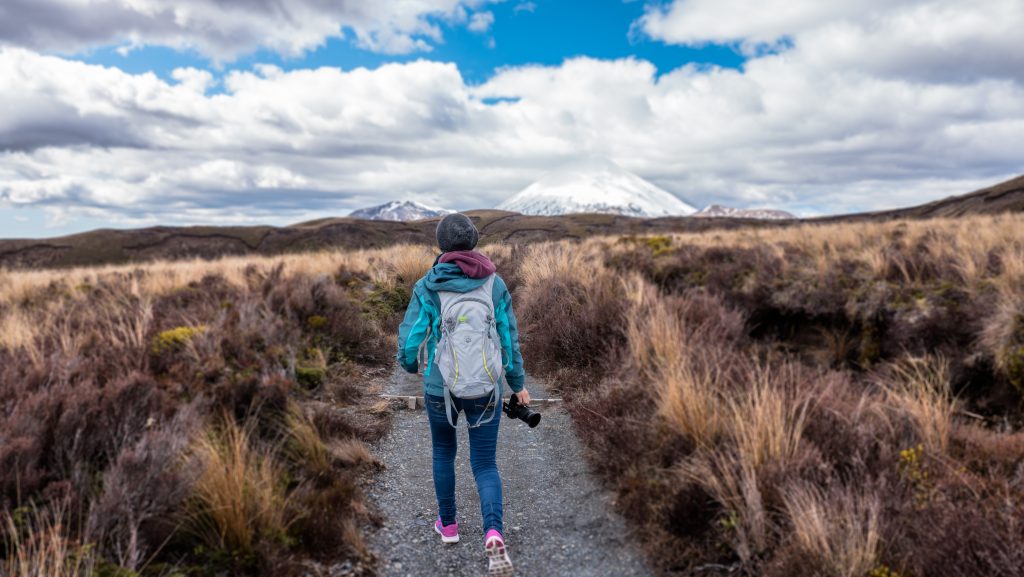 Jeune femme en train de marcher sur un sentier de randonnée en montagne