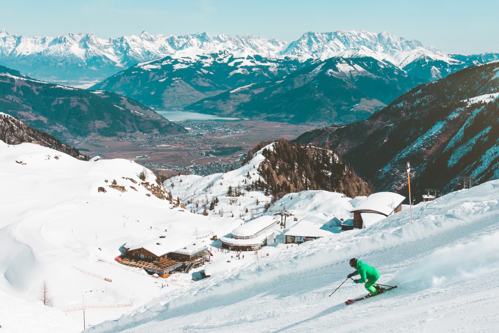 Skieurs sur une piste l'hiver à la montagne