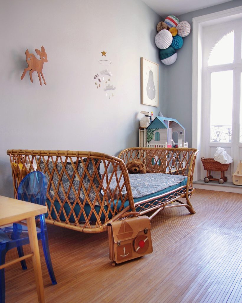 chambre d'enfant avec déco vintage lit en rotin