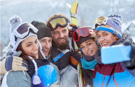 groupe d'amis qui prend un selfie au ski