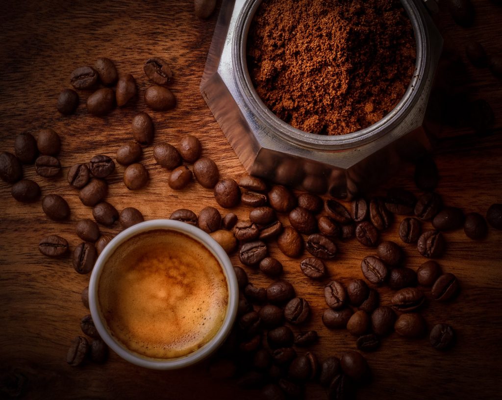 café dans une cafetière à l'italienne