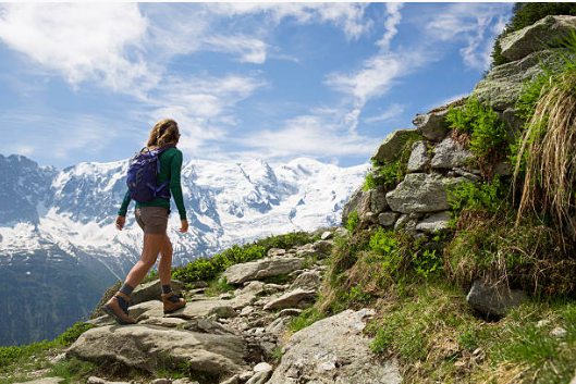 femme qui fait de la randonnée en montagne