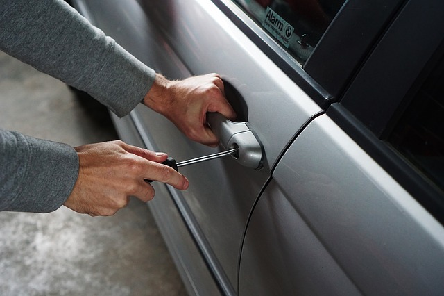 Installer une alarme de voiture – prévenir le vol de la voiture et des  pièces!