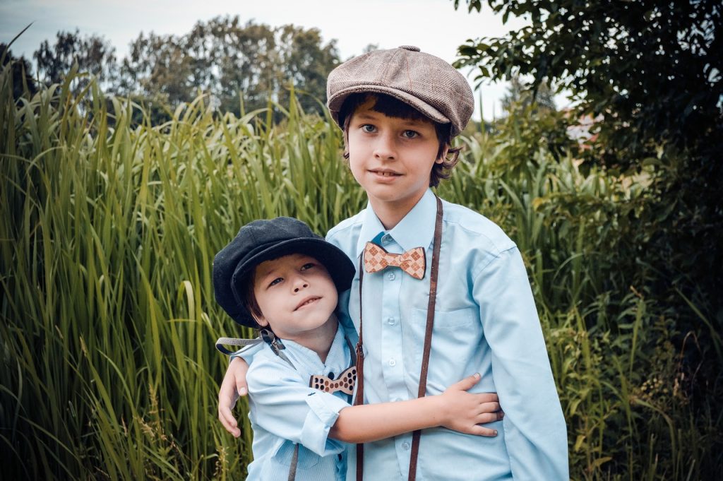 deux petits garçons qui portent un look rétro