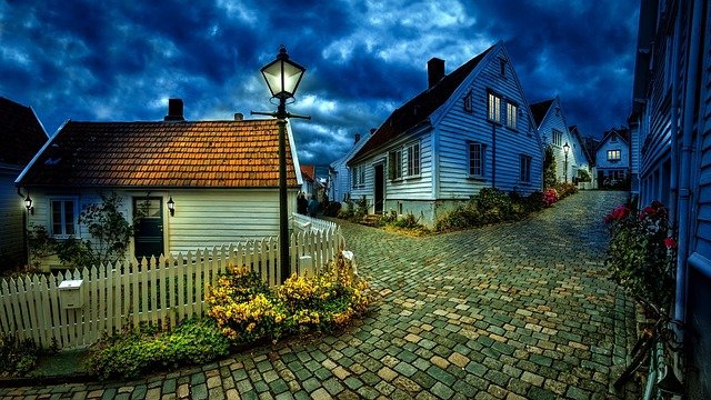 maisons dans rue pavée 