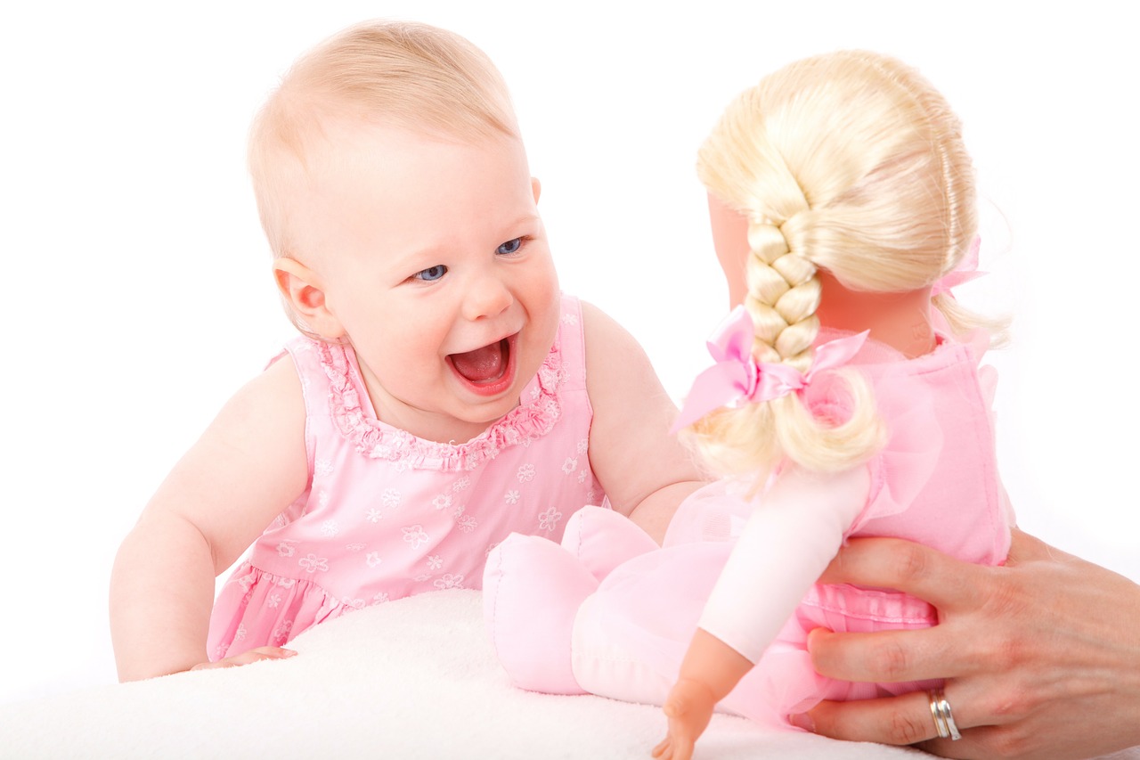 Peluches, poupons et poupées : Tenez compte de l'âge de l'enfant