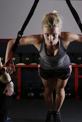 femme qui fait du sport en salle