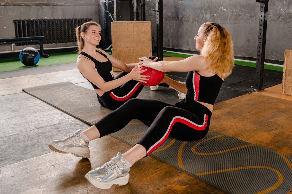 deux femmes qui font du sport ensemble