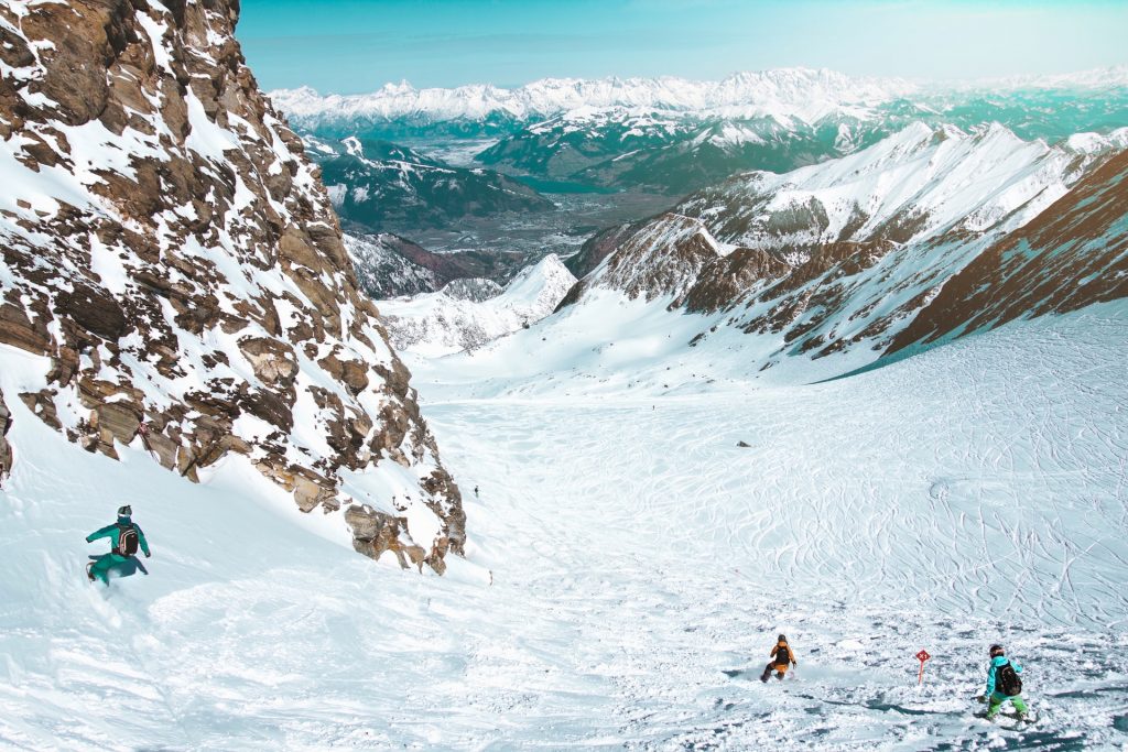 skieurs en montagne 