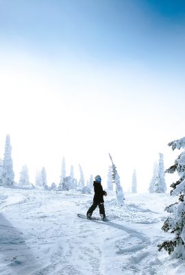 skieur au milieu de la neige